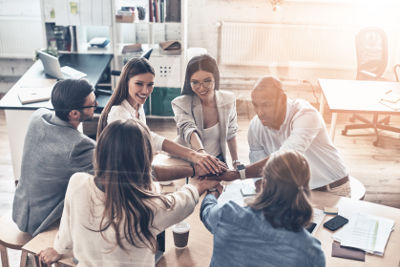 Équipe de collaborateurs soudée grâce à un coaching fait en entreprise